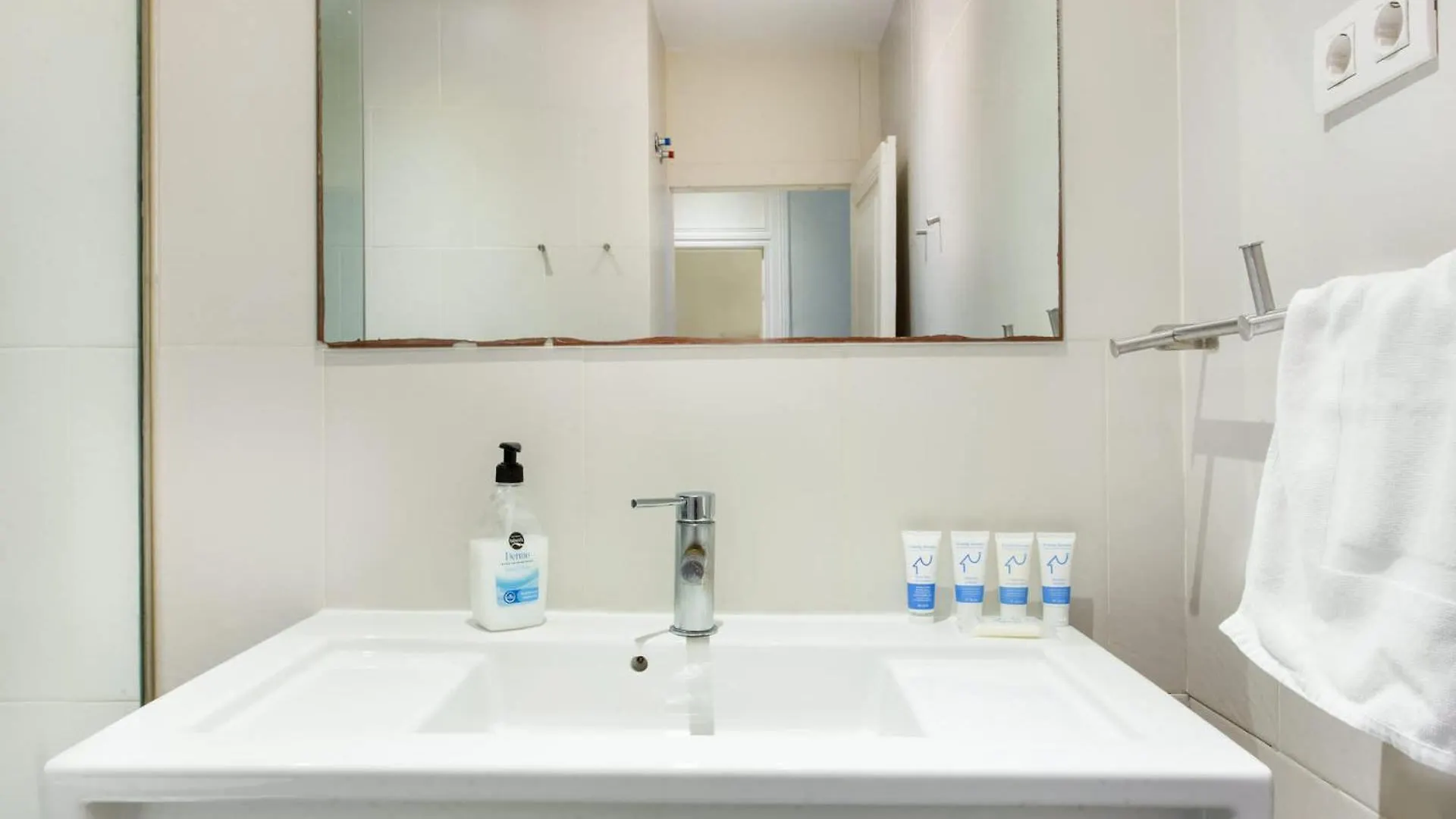 4Bedroom Apart With Balcony In Las Ramblas 1 1 Barcelona Spain